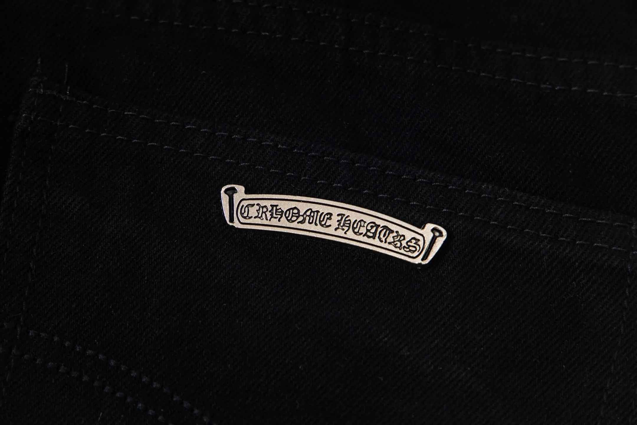 P250 💰 (Top version) Chrome Hearts black denim jeans with purple leopard print. CH jeans need to be washed and then disassembled and hand-stitched with sheepskin cross leather and then spliced ​​together to complete. The whole piece has too many craftsmanship to describe. The patches are embellished with cross patterns and the high-waisted washed jeans! ! Absolutely high-end luxury products, god-level single products and super popular products, made with top heavy industry, a must-see magic weapon. Customized hardware. The fabric is thick and soft after washing. It has good breathability. Customized small leather label. Unique design. The details are simple and elegant, and the workmanship is exquisite. The entire trousers are neatly routed and the details are in place! It’s so cool that both men and women can easily control the genderless trend! Color: Black Size: 28-30-32-34-36 (corresponds to S-M-L-XL-XXL)